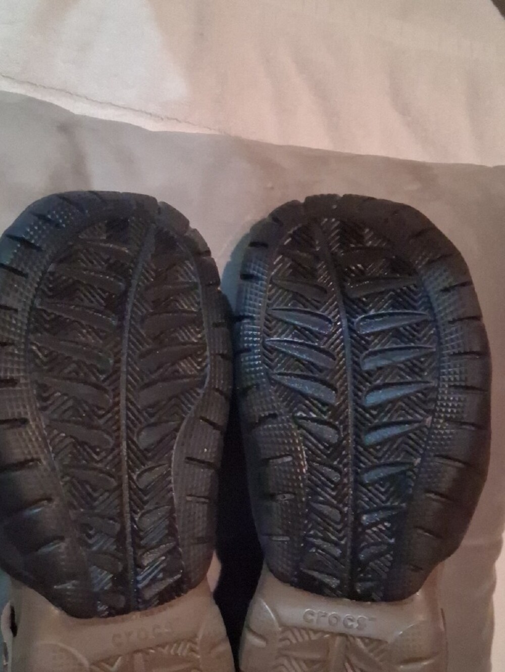 CROCS Brown Closed-Toe Strapped Sandals - Picture 6 of 8